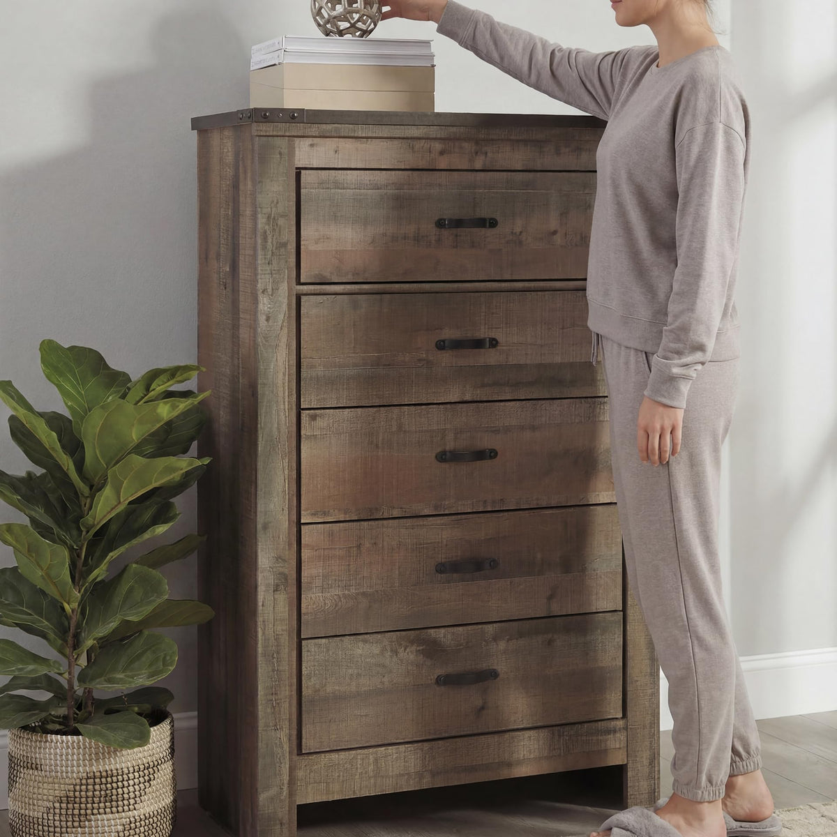 Signature Design by Ashley 5 Drawer Chest of Drawers