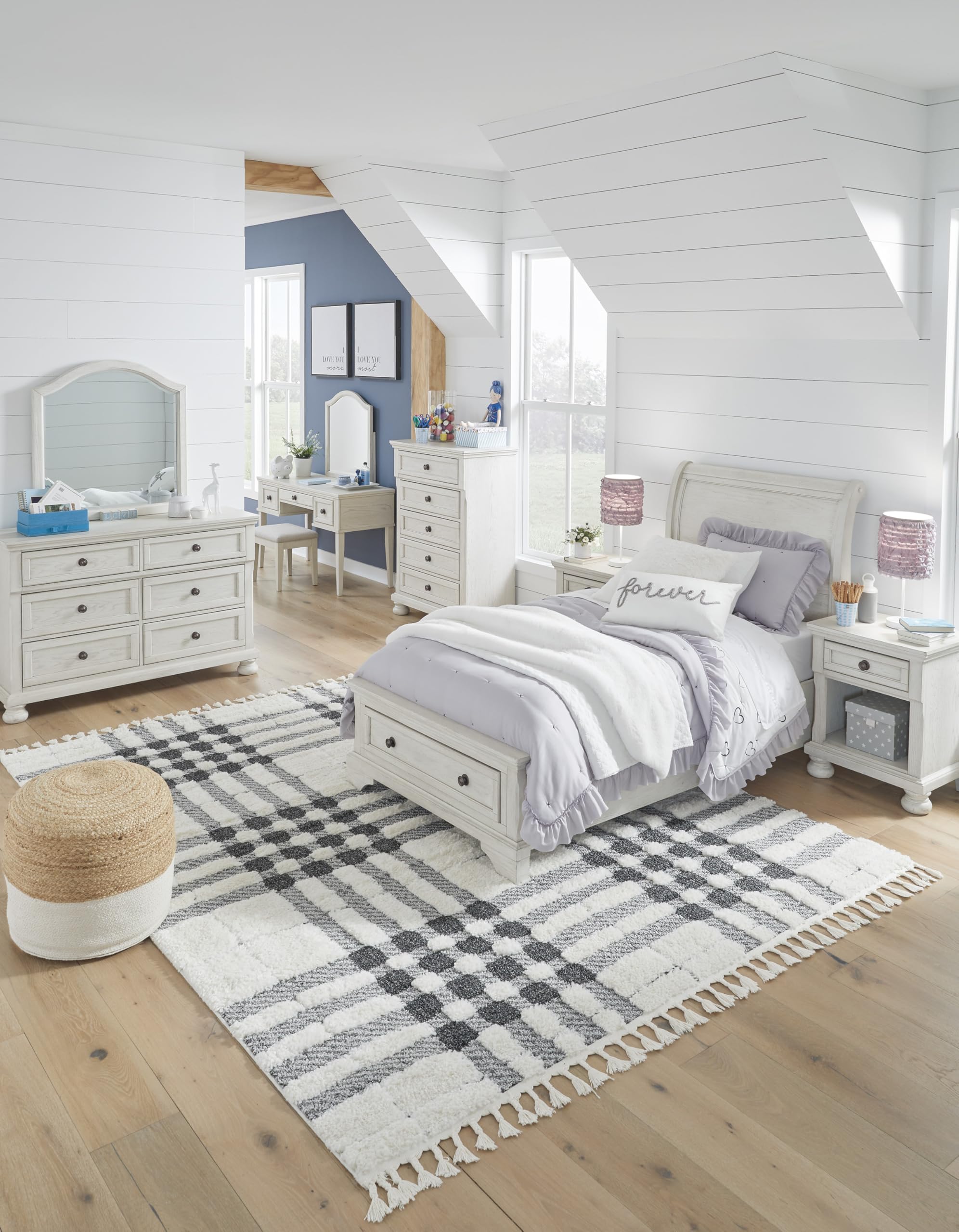 Signature Design by Ashley Robbinsdale Casual 5 Drawer Chest with Felt-Lined Upper Drawer, White