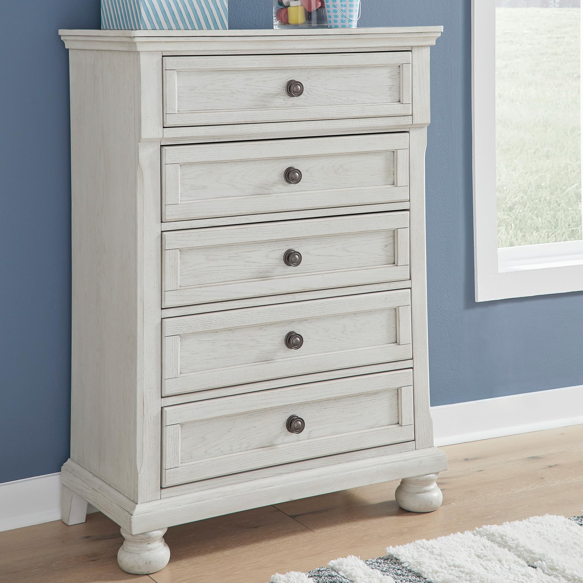 Signature Design by Ashley Robbinsdale Casual 5 Drawer Chest with Felt-Lined Upper Drawer, White