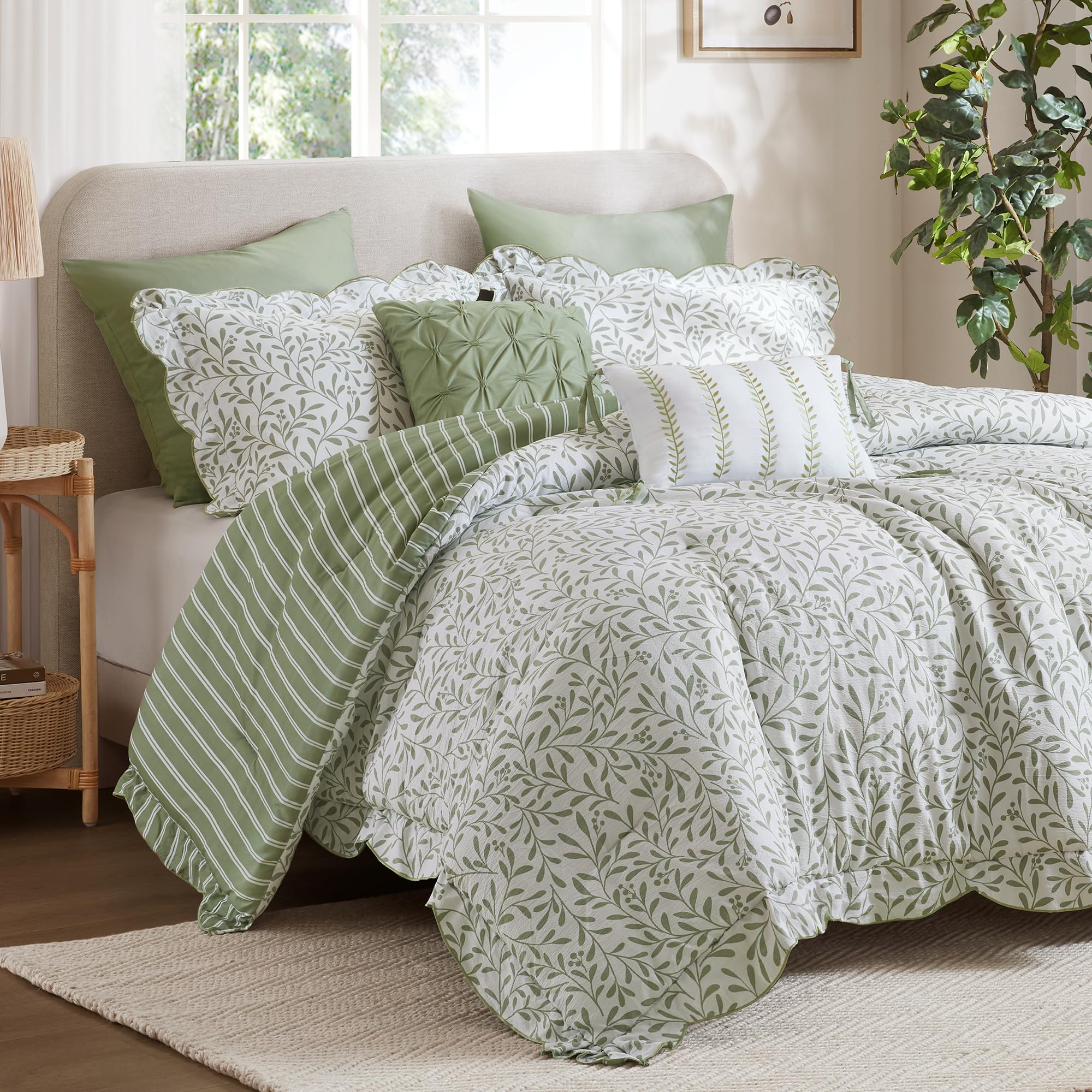 Madison Park 5-Piece Reversible Botanical Comforter Set - Summer Floral Print with Scalloped Edges, Lightweight Bedding with Decorative Pillows, Queen, Market Green